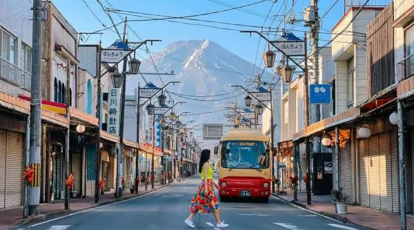 富士山六景熱門打卡拍照一日遊|淺間公園&日川時計店&忍野八海&河口湖大石公園&羅森便利商店&山中湖餵天鵝(中英韓文服務)