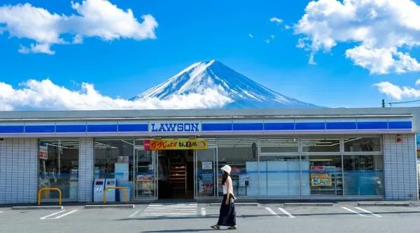 富士山六景熱門打卡拍照一日遊|淺間公園&日川時計店&忍野八海&河口湖大石公園&羅森便利商店&山中湖餵天鵝(中英韓文服務)