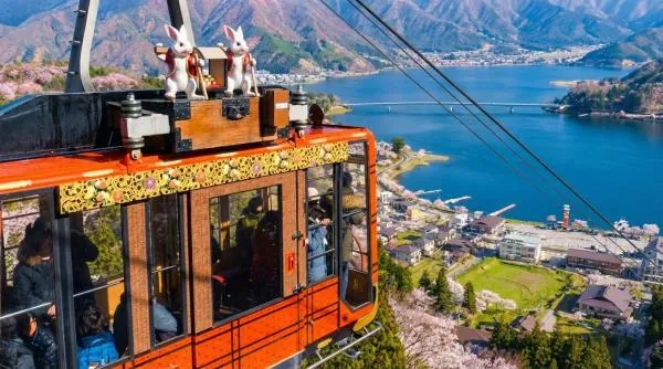 【1人成團|贈送纜車體驗】富士山打卡一日遊|河口湖天上山公園纜車+忍野八海+羅森便利店+淺間公園 (東京出發)