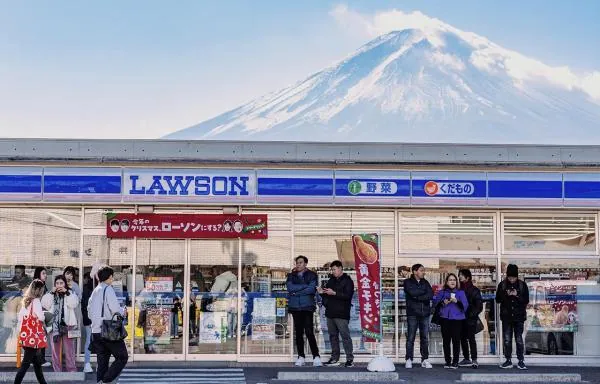 【KKday專屬團】日本東京富士山打卡一日遊|新倉山淺間公園/天梯小鎮・日川時計店街・忍野八海・河口湖大石公園・羅森便利商店