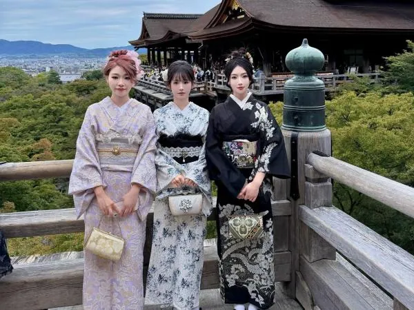 Ookini和服•清水寺店|日本京都和服浴衣租借體驗|髮型免費、攝影專業|店員親切、飾品漂亮不加價、可跨店還件